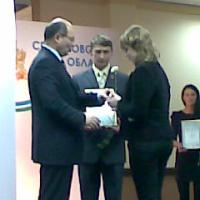Губернатор вручает стипендию Ольге Дьяковой