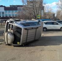 Mitsubishi перевернулся после столкновения с КамАЗом на Московском шоссе в Твери