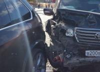Полиция Екатеринбурга ищет водителя Land Cruiser, протаранившего BMW X5 и Nissan и сбежавшего
