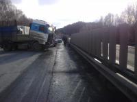 На 18 км автодороги Екатеринбург – Косулино грузовик Scania смял легковушку