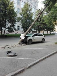 В Екатеринбурге у перекрёстка Братьев Быковых и Свердлова Citroen C4 протаранил столб