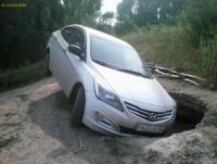 В Уфе в селе Вотикеево очередной Hyundai провалился в яму