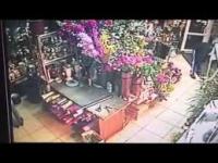 В Уфе мужчина напал на цветочный салон на улице Ульяновых и, не найдя денег, похитил букет хризантем