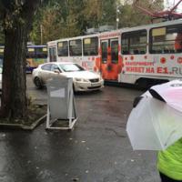 В Екатеринбурге на Технической Lada Largus таранила трамвай № 13, а на Блюхера Lexus - трамвай № 18