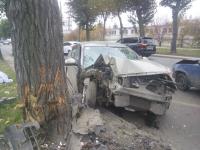 «Ниссан» протаранил дерево на проспекте Космонавтов в Екатеринбурге, погибла девушка