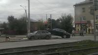 В Екатеринбурге на перекрестке Донбасской и Суворовского Jaguar XF протаранил ВАЗ и «запрыгнул» на светофор