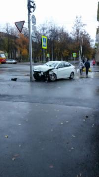 В Уфе в районе Первомайской Hyundai Solaris ударил  в бок Toyota и протаранил столб