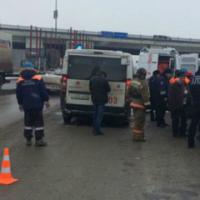 В Екатеринбурге на ЕКАД бензовоз Volvo протаранил «дерзкий» Nissan Almera с двумя пенсионерами