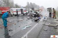 Hyundai попал под фуру на трассе в Тверской области: погибла женщина, трое детей ранены