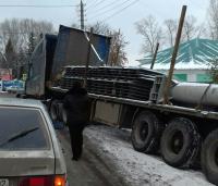 В Уфе на Новороссийской в Демском районе грузовик протаранил Nissan Qashqai и чуть не снес жилой дом