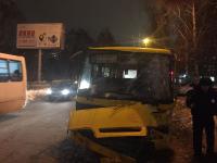 Автобус «Богдан» протаранил в лоб «Икарус» на улице Бардина в Екатеринбурге, 11 раненых