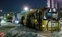 В Вышнем Волочке Тверской области фура протаранила автобус