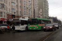 В Твери на Волоколамском проспекте в ДТП сошлись автобус и троллейбус