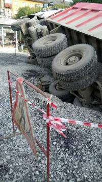 В Екатеринбурге на перекрестке Машиностроителей и Черниговского грузовик провалился под землю