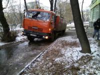 В Екатеринбурге у дома №18 на Стачек КамАЗ провалился в канализацию, а по улице течет г...