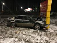 На 287 км трассы Пермь-Екатеринбург Subaru сбил насмерть женщину и врезался в стелу АЗС