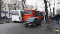 В Екатеринбурге на Баумана автобус №08 на остановке зацепил другой №08, который зацепил «Жигули»