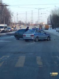 В Екатеринбурге на Бакинских комиссаров «Калина» протаранила полицейский автомобиль